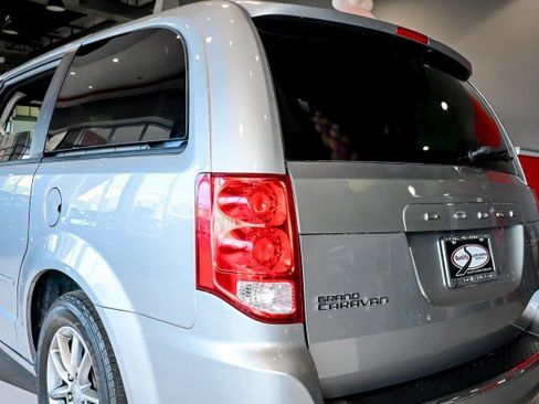 Used 2017 Dodge Grand Caravan SE image 12