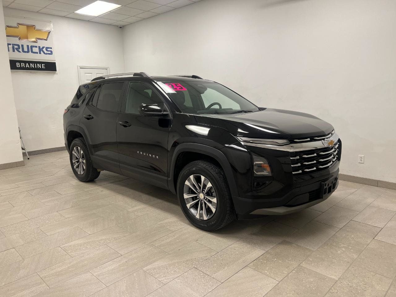 Used 2025 Chevrolet Equinox LT w/ Convenience Package II FWD image 3