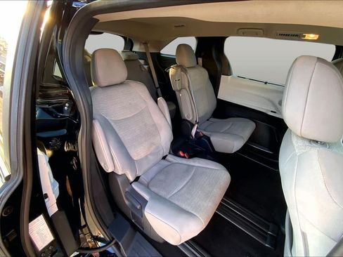 Used 2025 Toyota Sienna LE FWD image 17