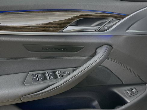 Used 2019 BMW 530i xDrive w/ Convenience Package image 18
