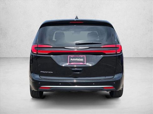 Used 2025 Chrysler Pacifica Select FWD image 7