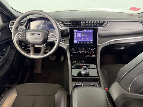 Used 2025 Jeep Grand Cherokee Altitude image 14