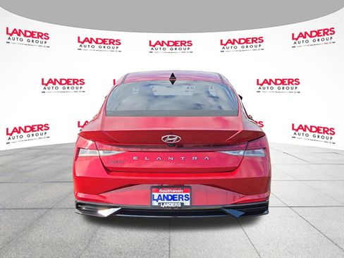 Used 2022 Hyundai Elantra SEL w/ Convenience + Premium Package FWD image 4