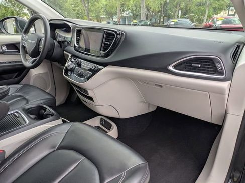 Used 2023 Chrysler Pacifica Touring-L FWD image 30