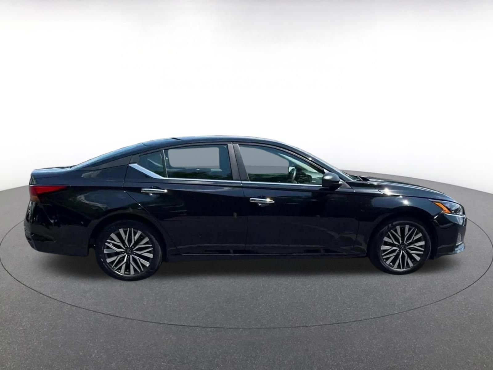 Used 2025 Nissan Altima 2.5 SV FWD image 15
