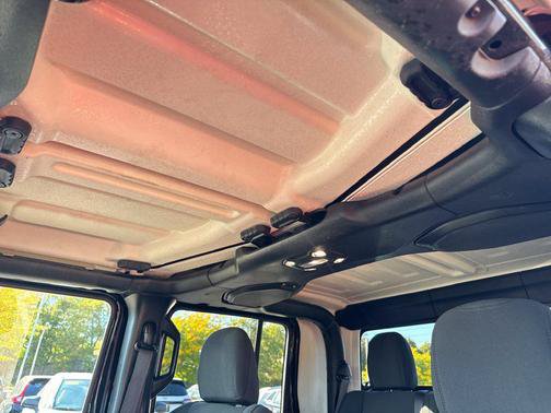 Used 2023 Jeep Gladiator Sport AWD/4WD image 16