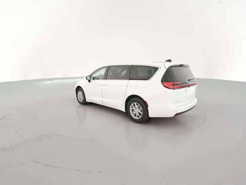 New 2026 Chrysler Pacifica Select image 8