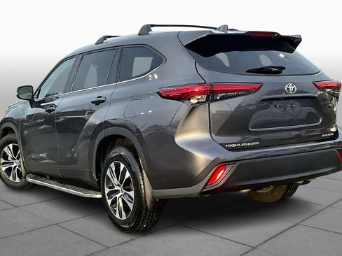 Used 2022 Toyota Highlander XLE image 12