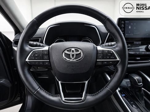 Used 2021 Toyota Highlander XLE image 8