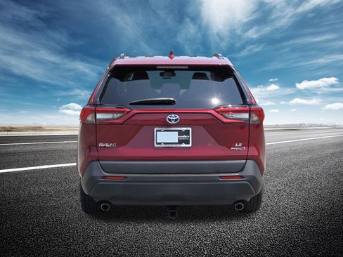 Used 2022 Toyota RAV4 LE AWD/4WD image 12