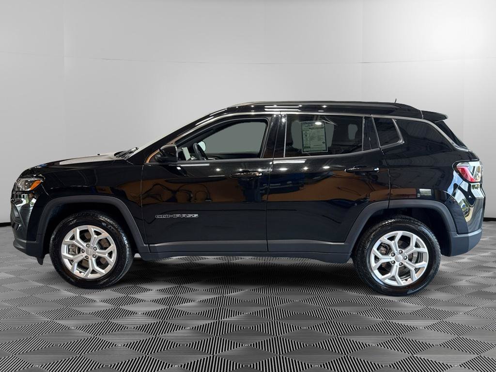 Used 2024 Jeep Compass Latitude AWD/4WD image 2