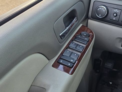 Used 2011 Chevrolet Suburban LT RWD image 18