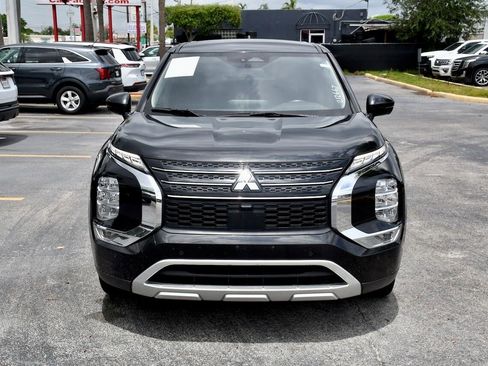 Used 2023 Mitsubishi Outlander LE image 2