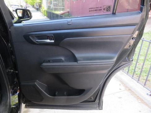 Used 2020 Toyota Highlander XLE AWD/4WD image 29
