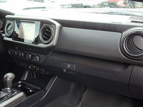 Used 2019 Toyota Tacoma TRD Off-Road image 12