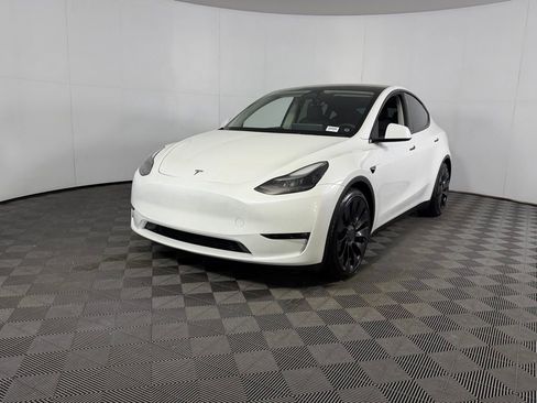 Used 2025 Tesla Model Y Performance image 3