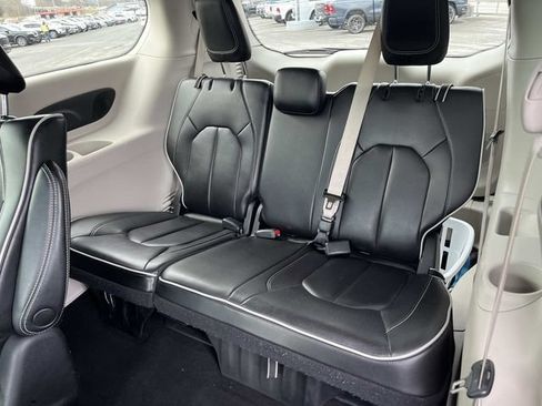 Used 2023 Chrysler Pacifica Limited FWD image 21