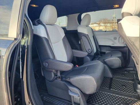 Used 2025 Toyota Sienna XSE image 12