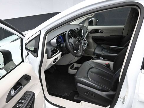 Used 2023 Chrysler Pacifica Touring-L FWD image 25
