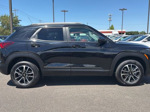 Used 2025 Chevrolet TrailBlazer LT AWD/4WD image 3