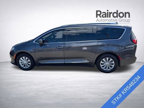 Used 2019 Chrysler Pacifica Touring-L FWD image 4