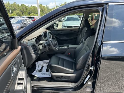Used 2023 Nissan Rogue SV w/ SV Premium B Package FWD image 2