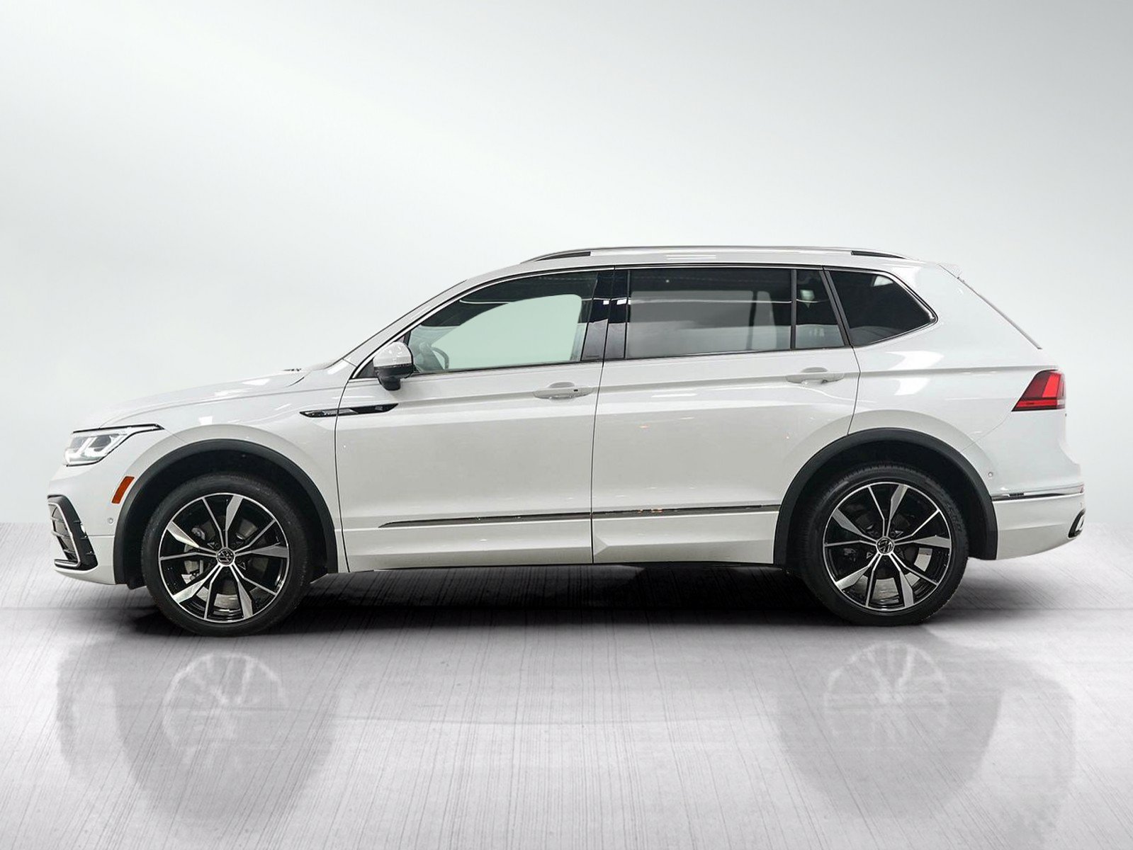 Used 2024 Volkswagen Tiguan SEL R-Line AWD/4WD image 2