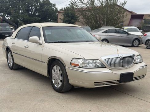 Used 2003 Lincoln Town Car Cartier RWD image 4