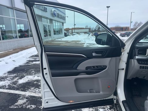 Used 2015 Toyota Highlander Limited image 16