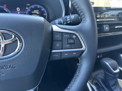 Used 2026 Toyota Highlander Limited image 32