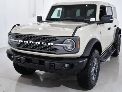 New 2025 Ford Bronco Badlands image 2