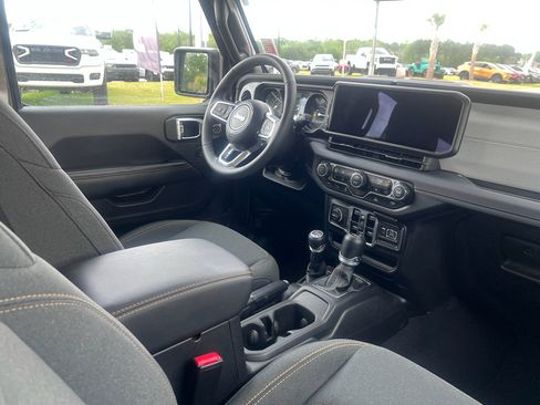 Used 2025 Jeep Wrangler Sahara image 13