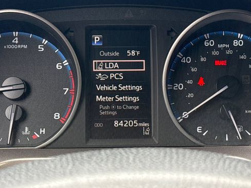 Used 2018 Toyota RAV4 LE w/ All Weather Liner Package FWD image 18