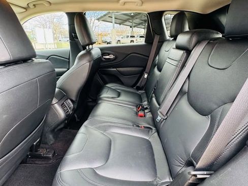 Used 2016 Jeep Cherokee Latitude FWD image 16