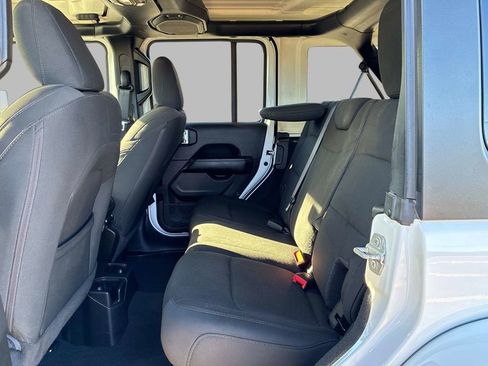 Used 2022 Jeep Wrangler Unlimited Sahara image 15