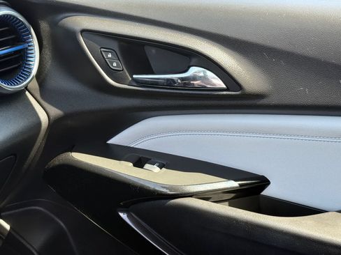 Used 2025 Chevrolet Trax LT FWD image 23