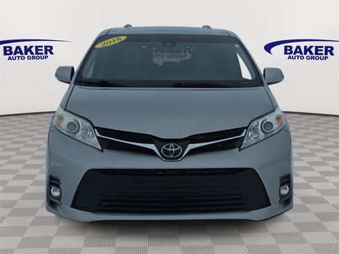 Used 2018 Toyota Sienna L image 2