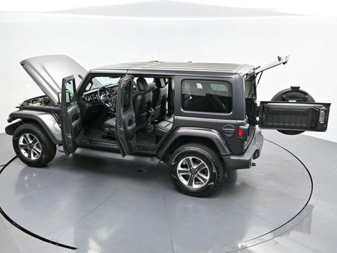 Used 2018 Jeep Wrangler Unlimited Sahara w/ Cold Weather Group AWD/4WD image 40