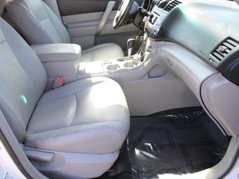 Used 2011 Toyota Highlander SE image 9