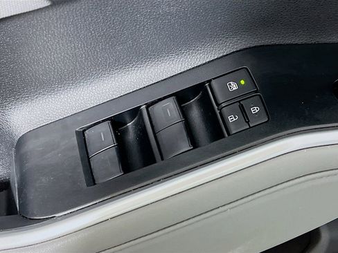 Used 2023 Toyota Highlander L image 17