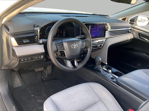 Used 2025 Toyota Camry Hybrid FWD image 17
