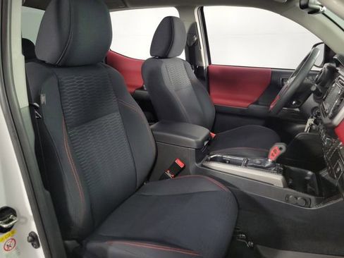 Used 2019 Toyota Tacoma SR5 AWD/4WD image 15