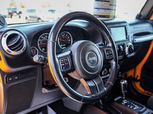 Used 2012 Jeep Wrangler Unlimited Rubicon w/ Connectivity Group AWD/4WD image 9
