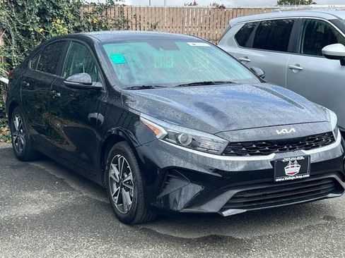 Used 2023 Kia Forte LXS w/ LXS Technology Package FWD image 2
