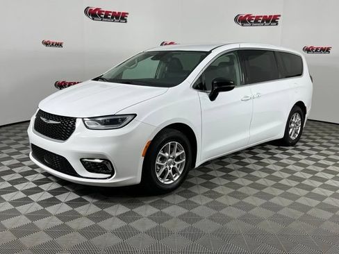 Used 2024 Chrysler Pacifica Touring-L FWD image 5