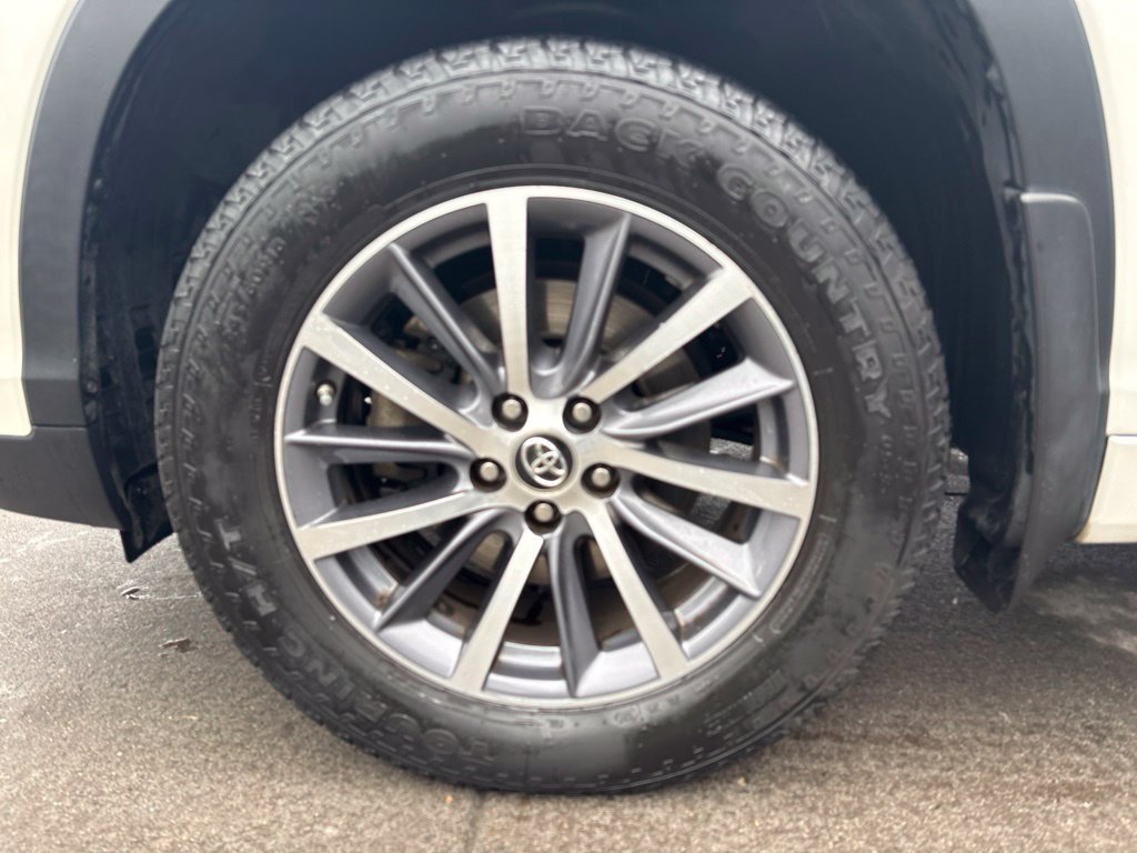 Used 2017 Toyota Highlander XLE AWD/4WD image 12