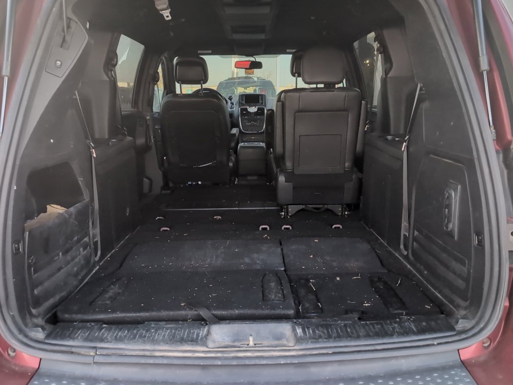 Used 2014 Chrysler Town & Country S FWD image 13