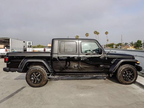 Used 2023 Jeep Gladiator Sport AWD/4WD image 13