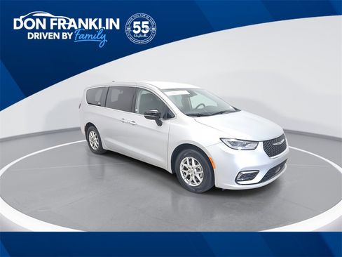 Used 2024 Chrysler Pacifica Touring-L image 1