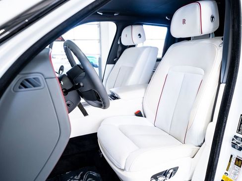 Used 2021 Rolls-Royce Cullinan Black Badge image 38